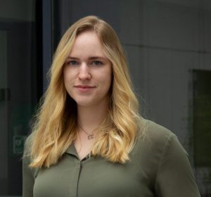 Melina vor dunklem Hintergrund.